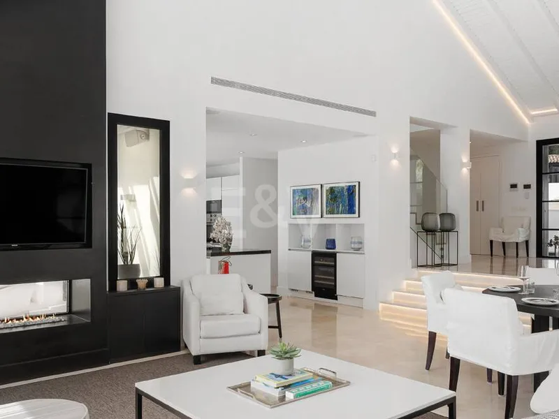 Stunning villa with panoramic views in Los Naranjos Golf area