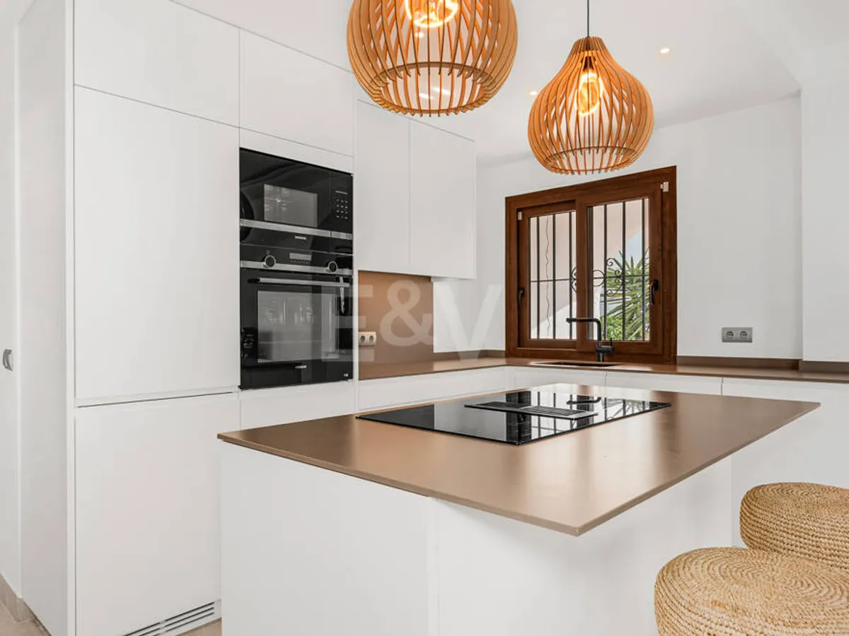 Elegant 3 Bedroom Apartment in Aldea Blanca, Walking Distance to Puerto Banús