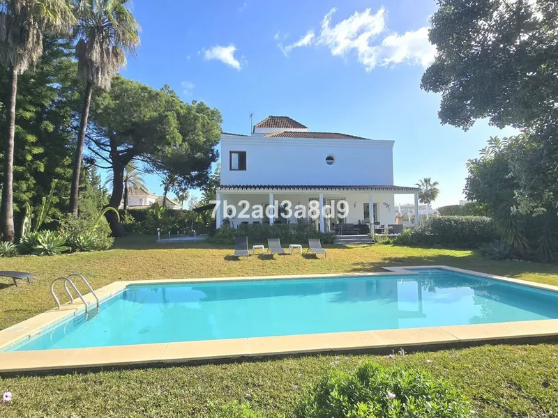 8 Bedroom Detached Villa in Nueva Andalucía