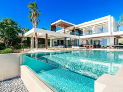 Villa Spectre - Contemporary 5-Bedroom Villa with Sea Views
