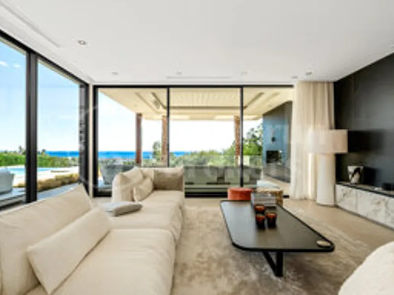 Villa Spectre - Contemporary 5-Bedroom Villa with Sea Views