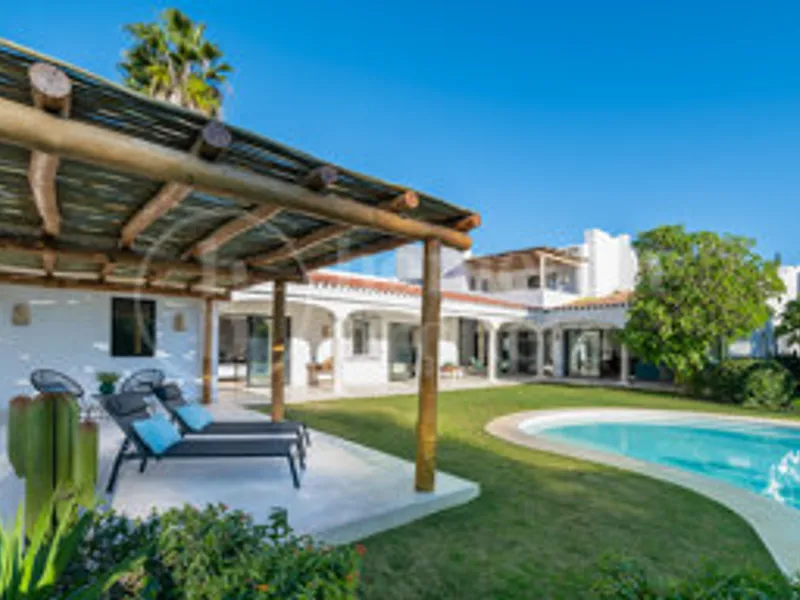 Casa Jori - Six Bedrooms Villa steps from the Beach