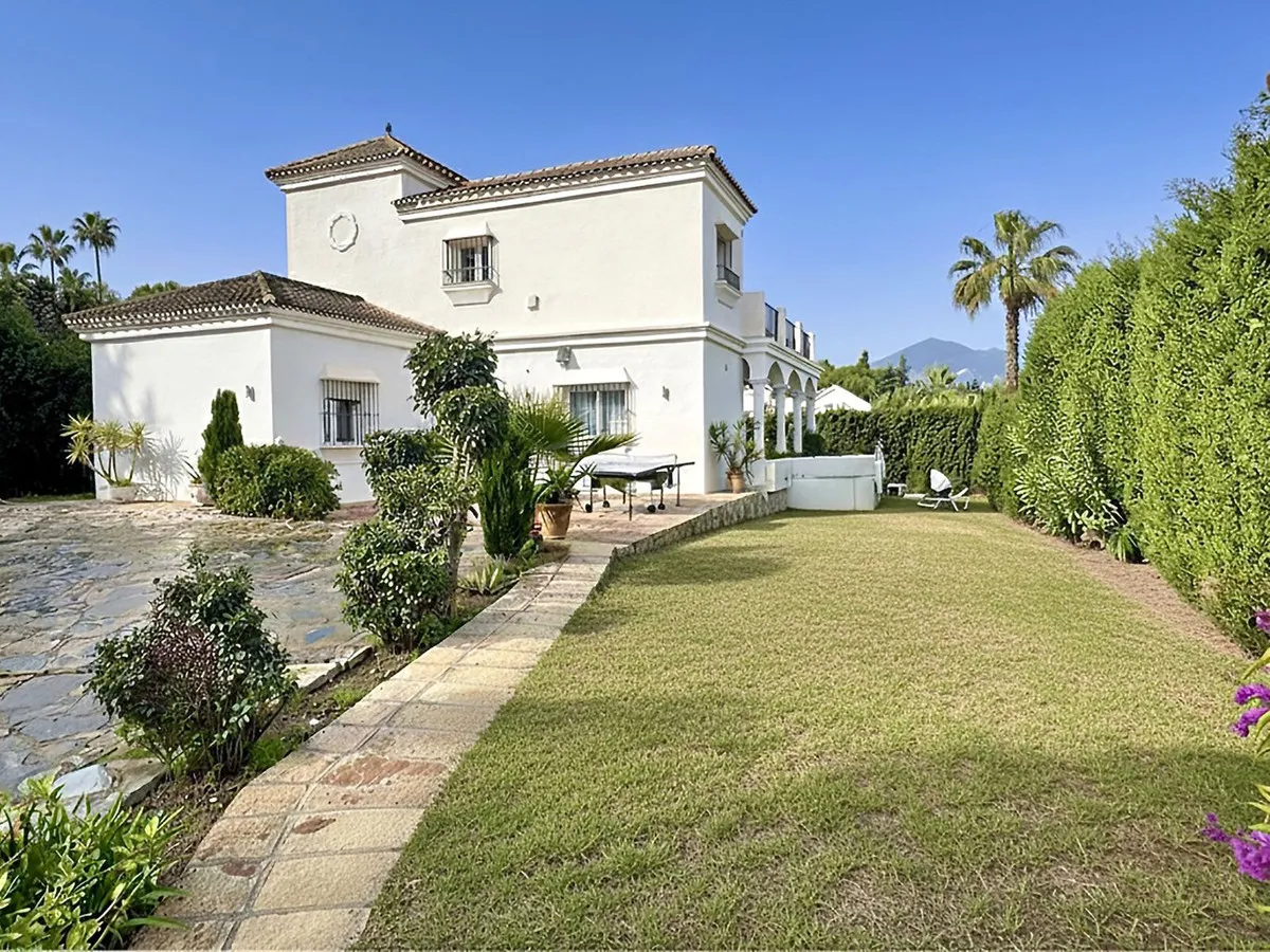 5 Bedroom Detached Villa in Nueva Andalucía