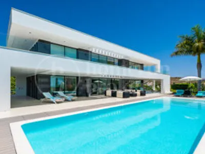 Villa Eagle - Luxury Six-Bedroom Villa with Panoramic Sea & Golf Views