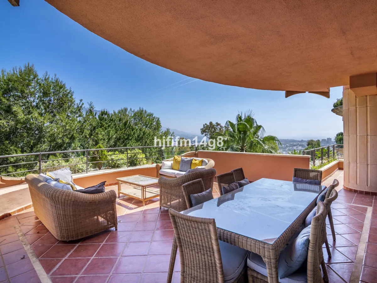 4 Bedroom Middle Floor Apartment in Nueva Andalucía