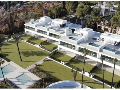 4 Bedroom Semi-Detached House in Nueva Andalucía