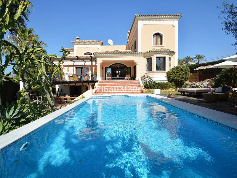 5 Bedroom Detached Villa in Nueva Andalucía
