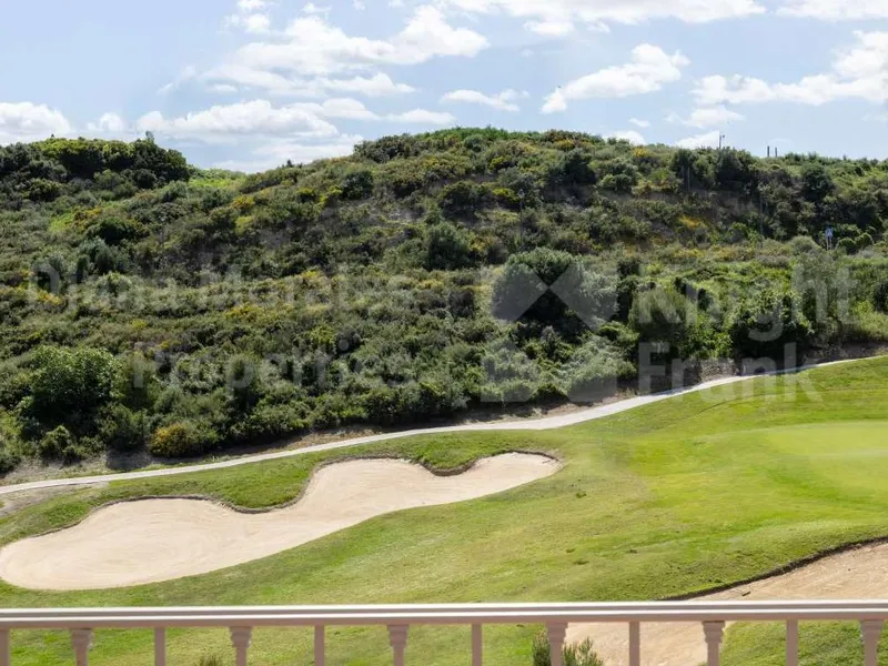 Estepona West, Completely renovated 3-bedroom townhouse in a frontline golf setting