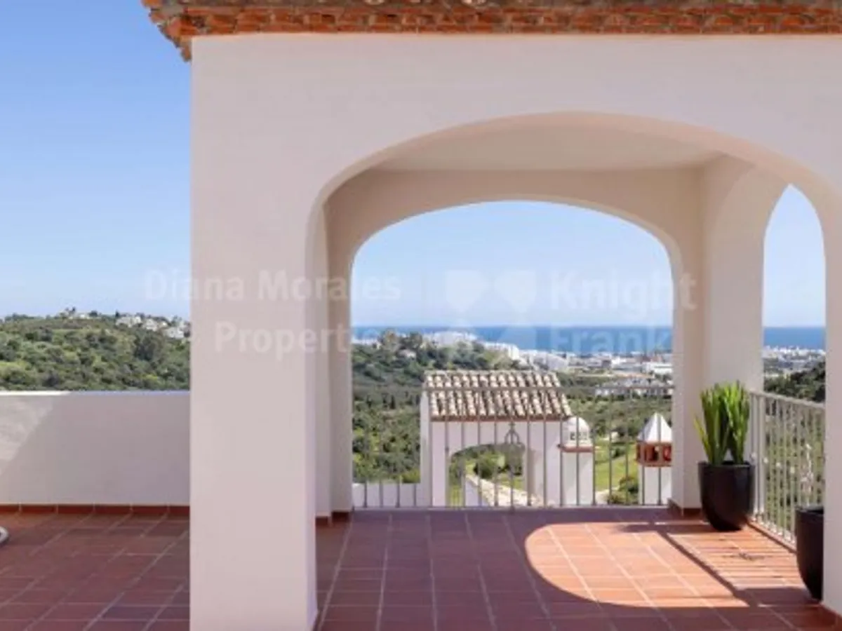 Estepona West, Completely renovated 3-bedroom townhouse in a frontline golf setting