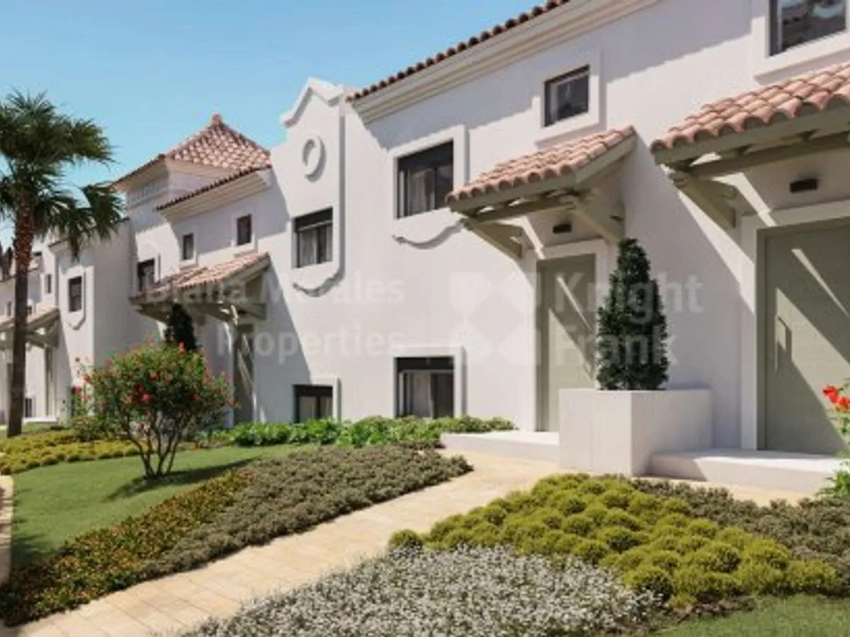 Estepona West, Completely renovated 3-bedroom townhouse in a frontline golf setting