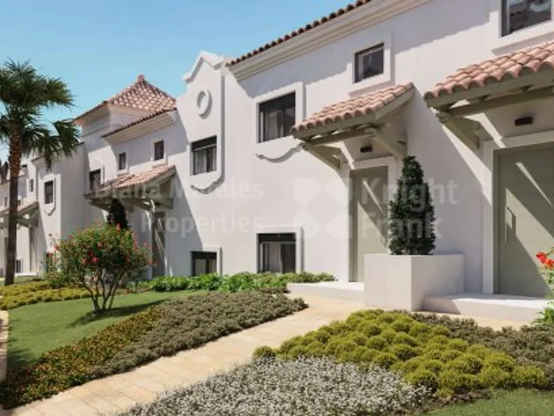 Estepona West, Completely renovated 3-bedroom townhouse in a frontline golf setting