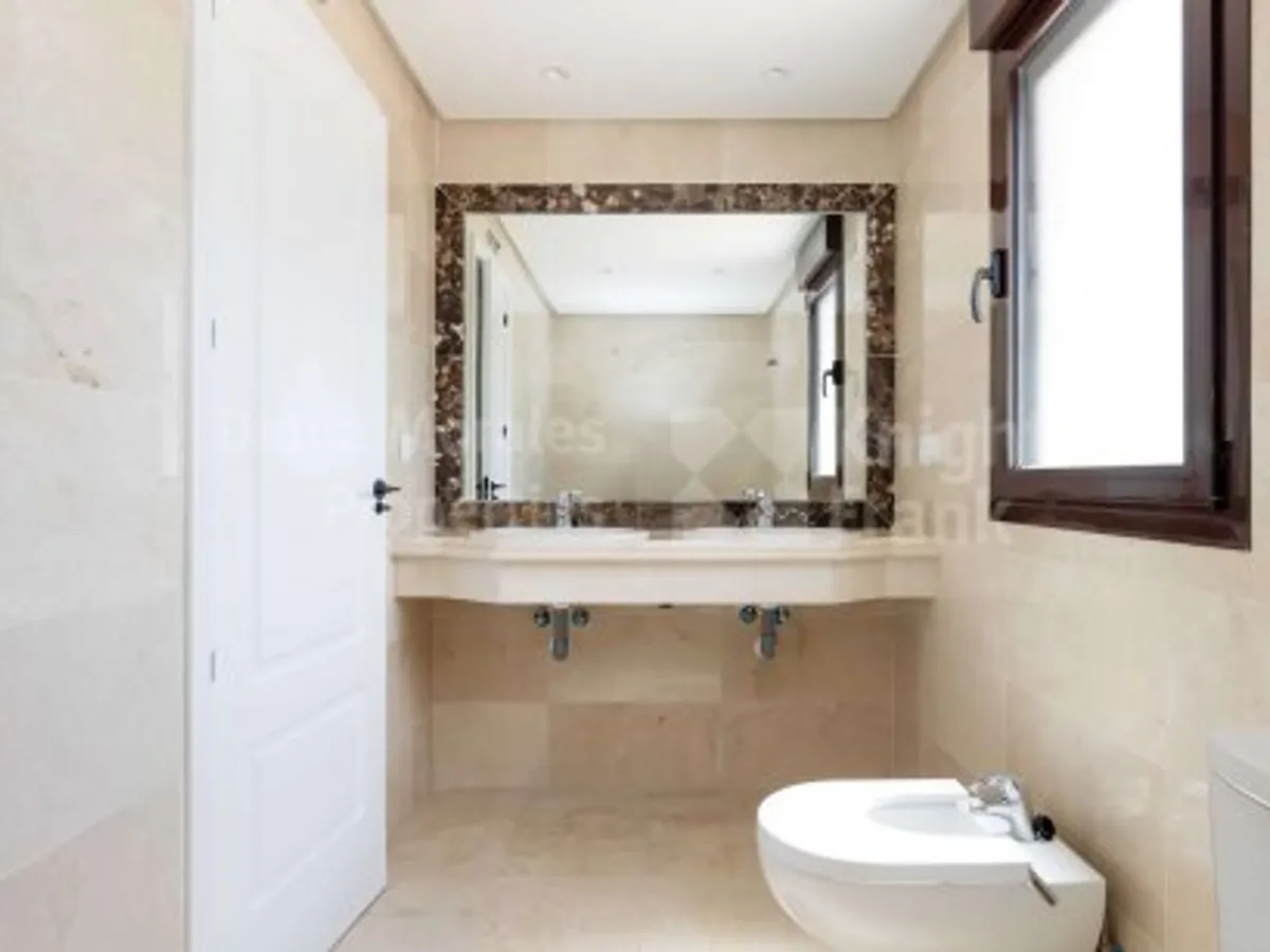 Estepona West, Completely renovated 3-bedroom townhouse in a frontline golf setting