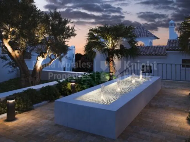 Estepona West, Completely renovated 3-bedroom townhouse in a frontline golf setting
