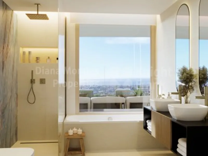 First-floor three-bedroom apartment with sea views in Real de la Quinta