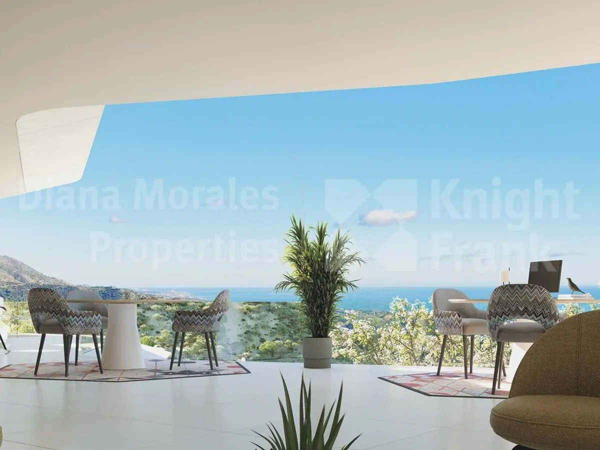 Three-bedroom penthouse with solarium and sea views in Real de la Quinta