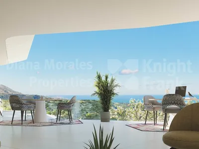 Three-bedroom penthouse with solarium and sea views in Real de la Quinta