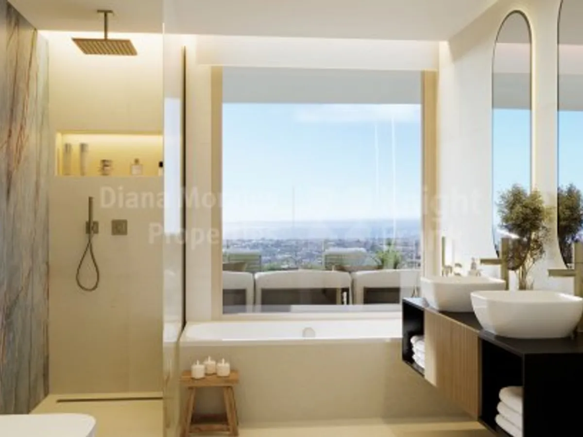 Three-bedroom penthouse with solarium and sea views in Real de la Quinta