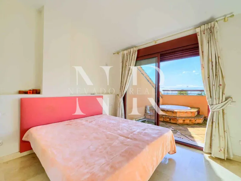 Penthouse in Gran Bahía on the beachfront for sale