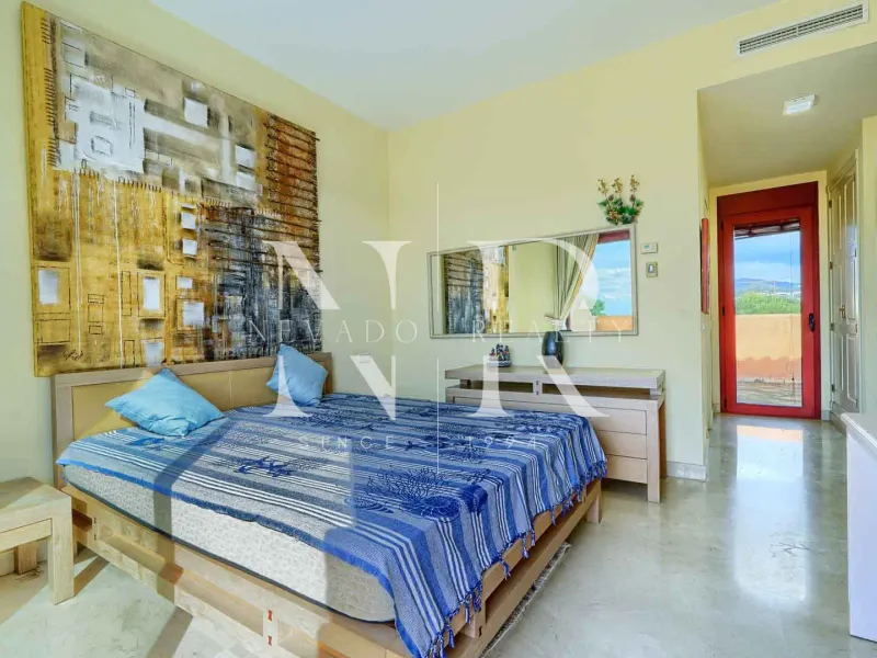 Penthouse in Gran Bahía on the beachfront for sale