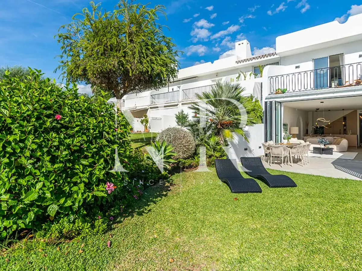 Fully renovated townhouse for sale in La Rinconada residential complex