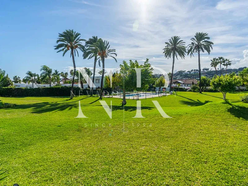 Fully renovated townhouse for sale in La Rinconada residential complex