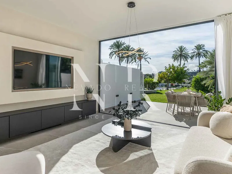 Fully renovated townhouse for sale in La Rinconada residential complex