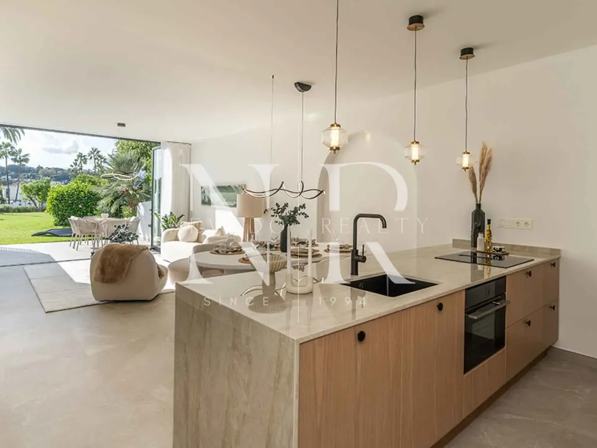 Fully renovated townhouse for sale in La Rinconada residential complex