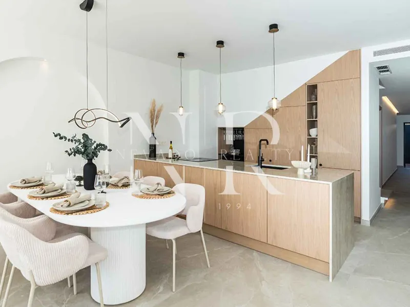 Fully renovated townhouse for sale in La Rinconada residential complex