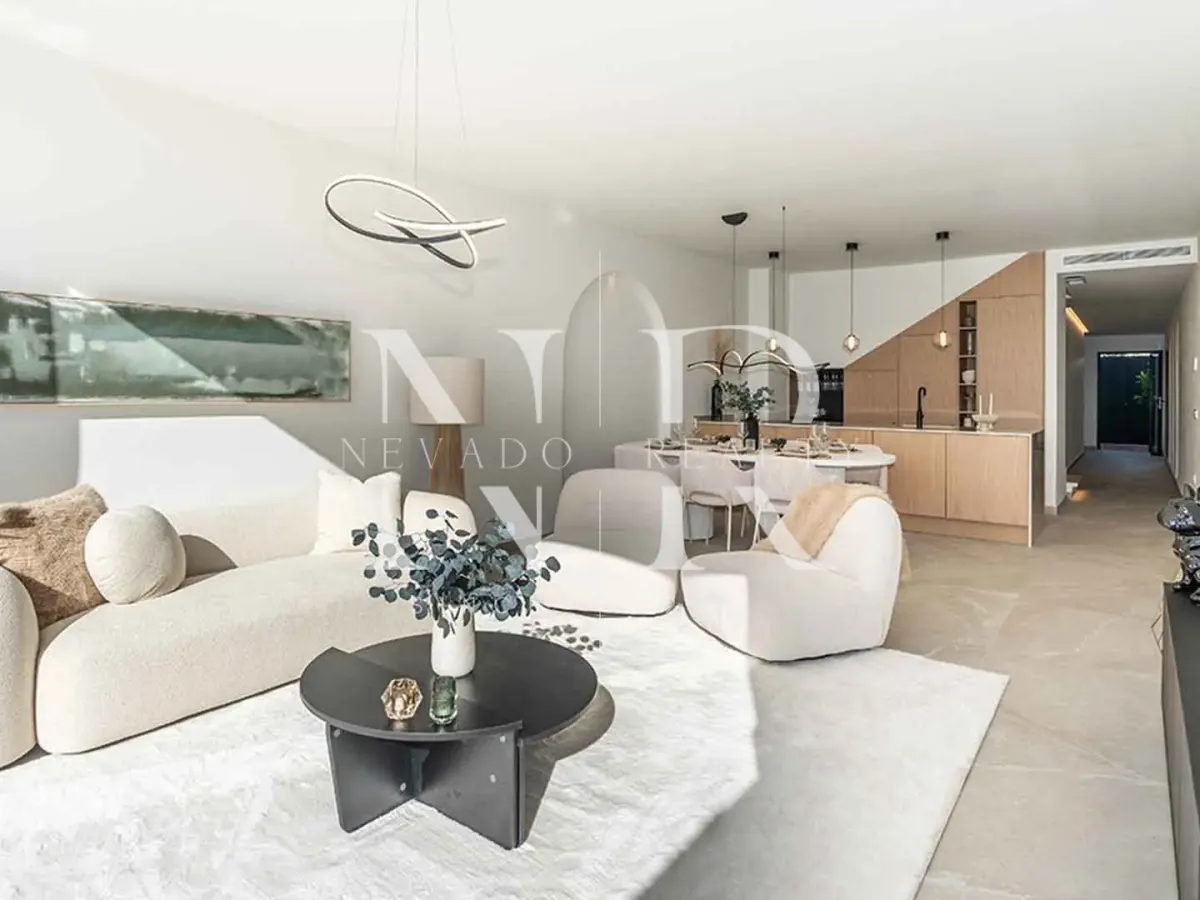 Fully renovated townhouse for sale in La Rinconada residential complex