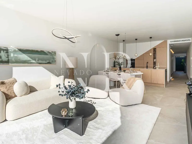 Fully renovated townhouse for sale in La Rinconada residential complex