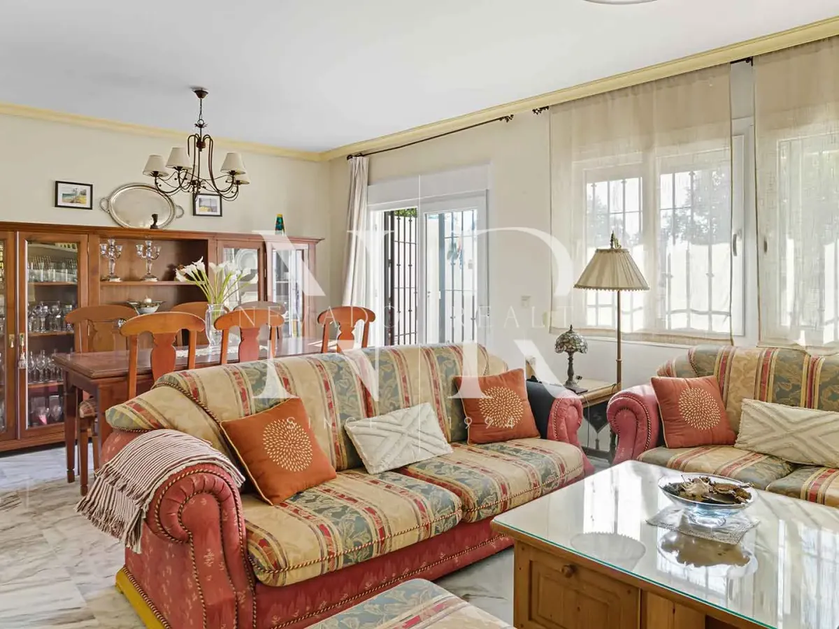 Semi-detached house in El Capricho residential complex for sale