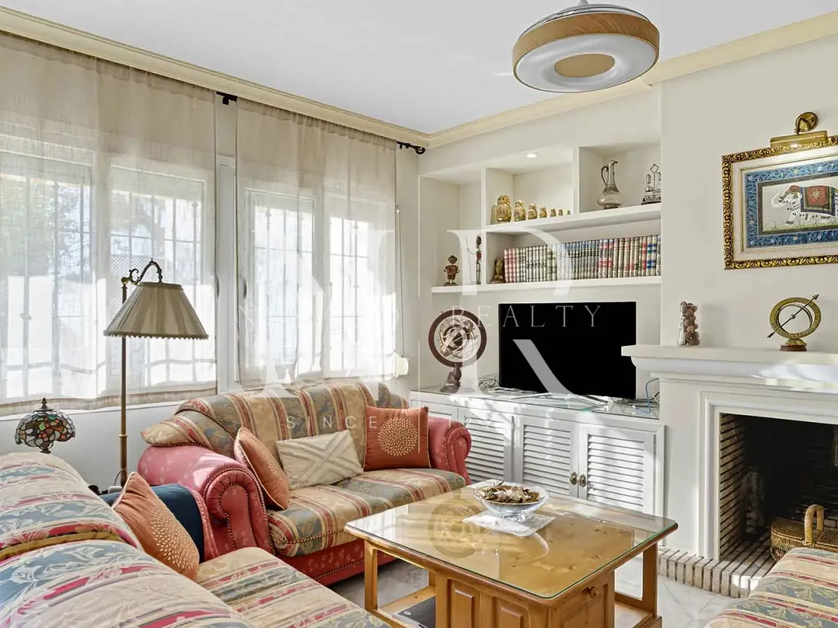 Semi-detached house in El Capricho residential complex for sale