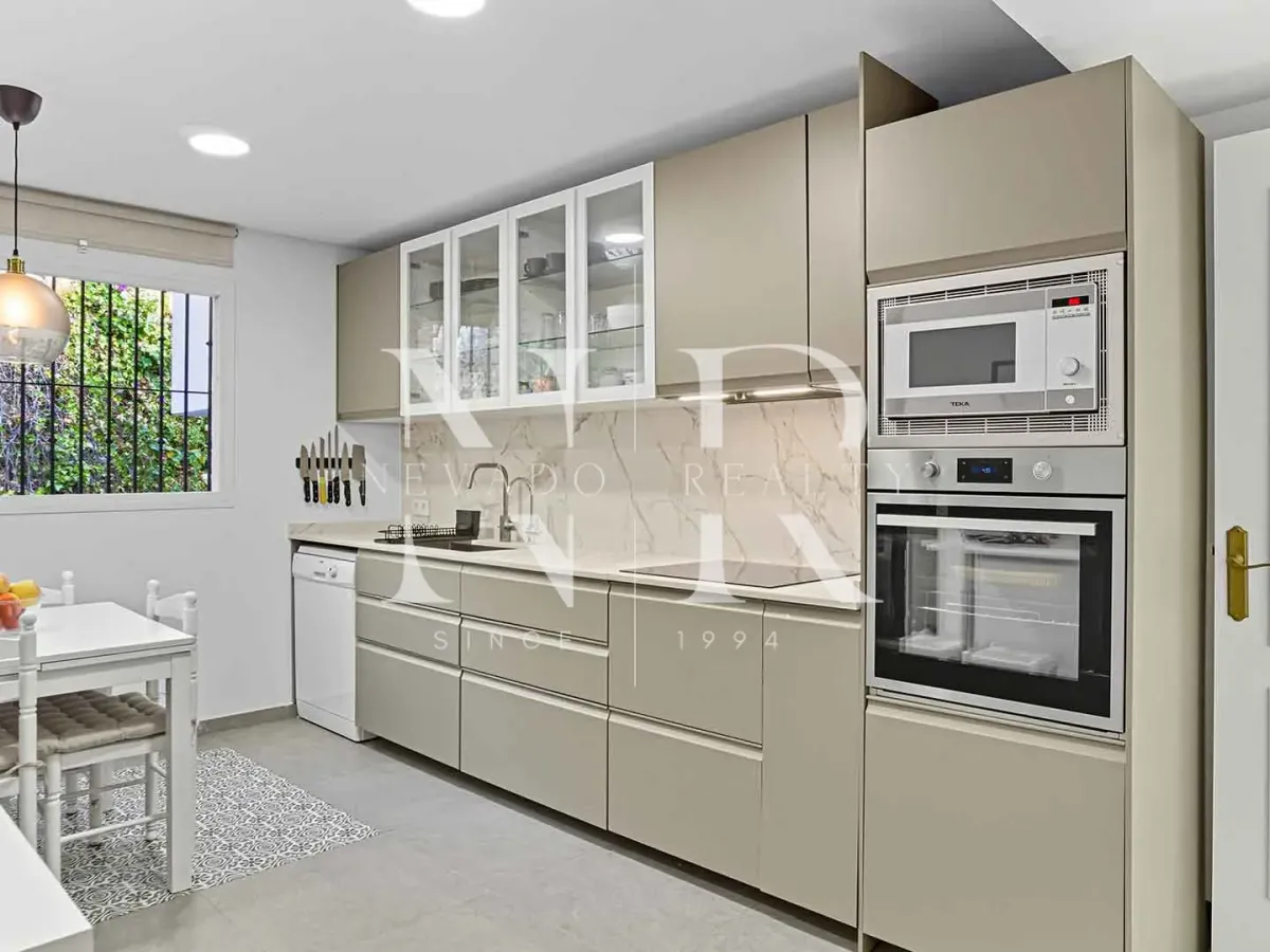 Semi-detached house in El Capricho residential complex for sale