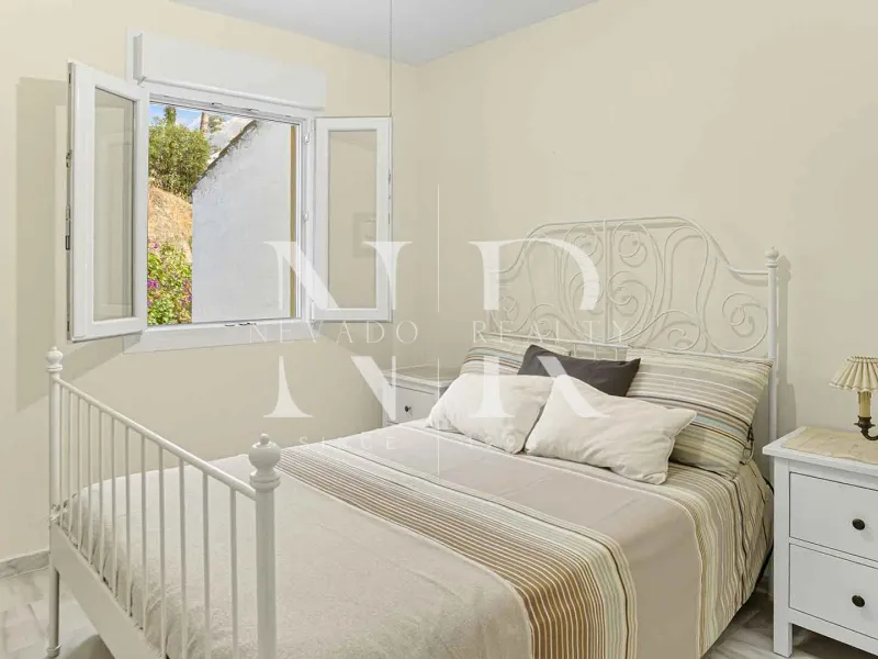 Semi-detached house in El Capricho residential complex for sale