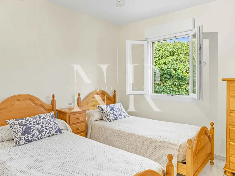 Semi-detached house in El Capricho residential complex for sale