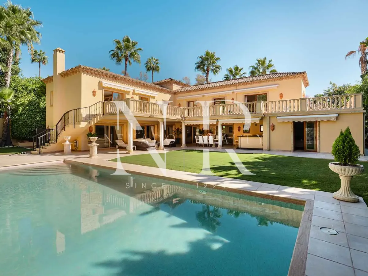 Villa for sale in Nueva Andalucía