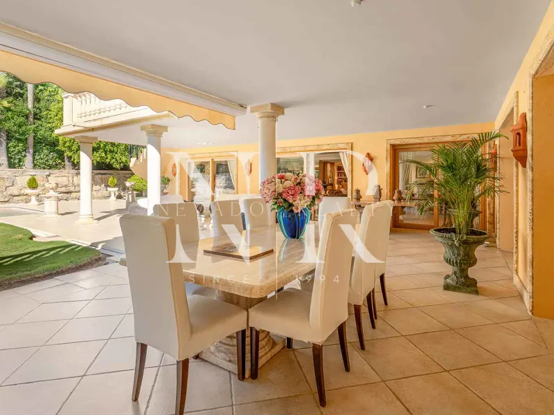 Villa for sale in Nueva Andalucía