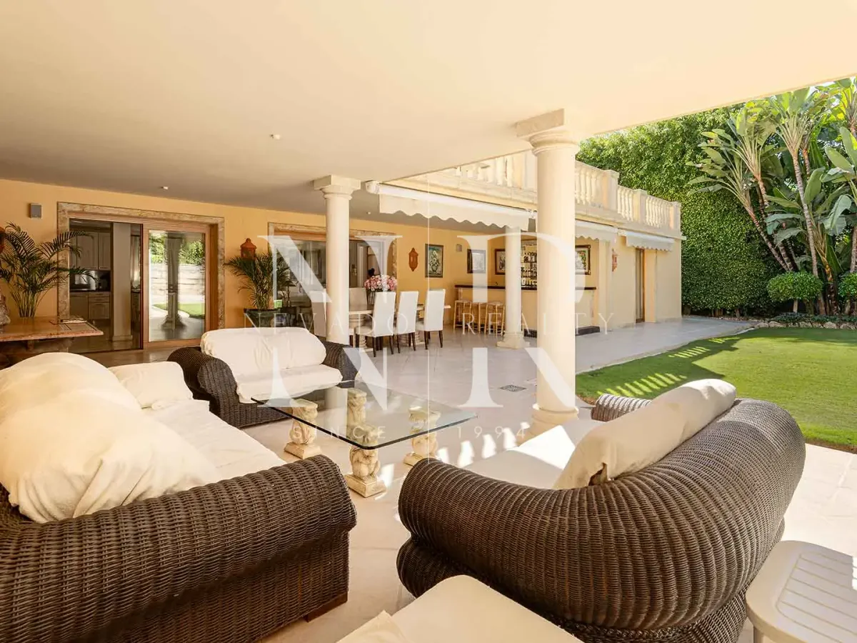 Villa for sale in Nueva Andalucía