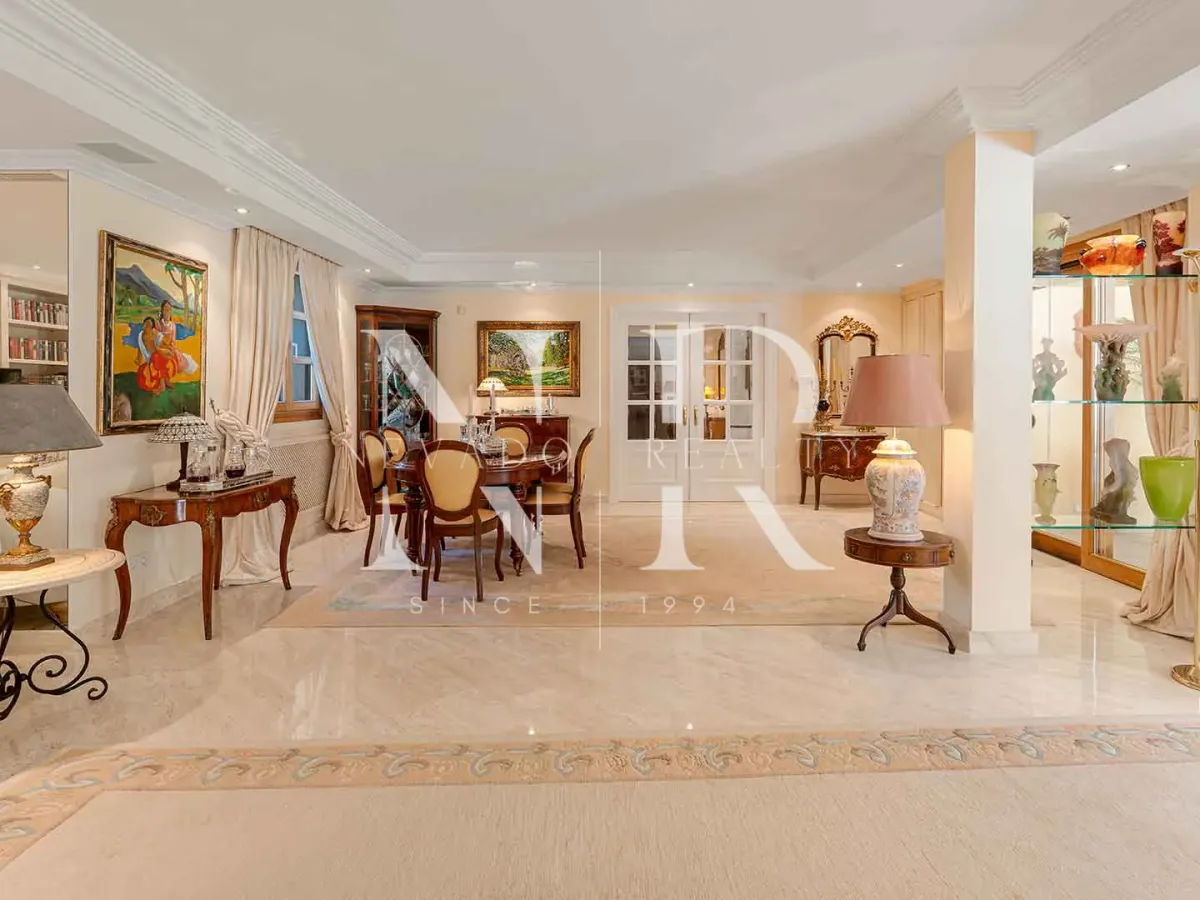 Villa for sale in Nueva Andalucía