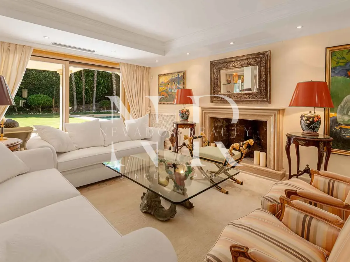 Villa for sale in Nueva Andalucía