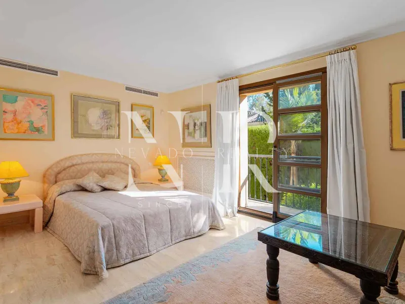 Villa for sale in Nueva Andalucía