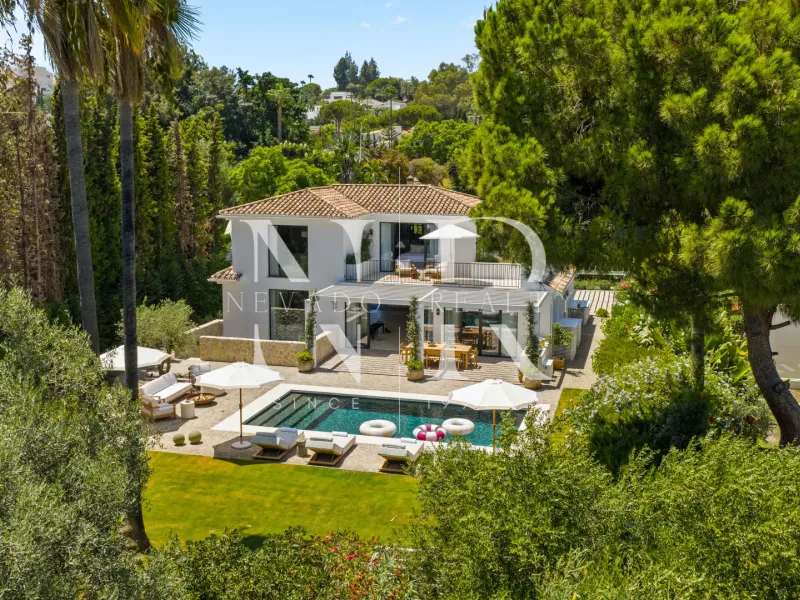 Villa for sale in Las Brisas Golf, on the first line of the golf course