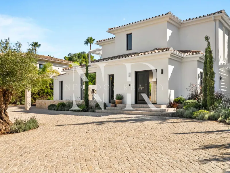 Villa for sale in Las Brisas Golf, on the first line of the golf course