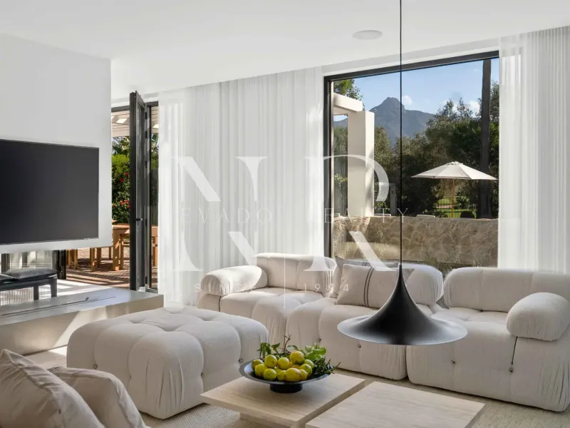 Villa for sale in Las Brisas Golf, on the first line of the golf course