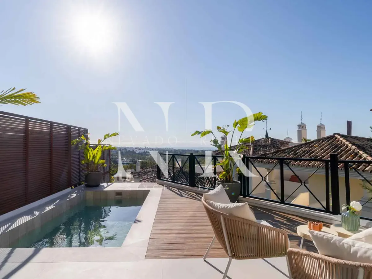 Completely renovated apartment for sale in the Palacetes Les Belvederes development