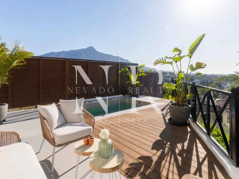 Completely renovated apartment for sale in the Palacetes Les Belvederes development