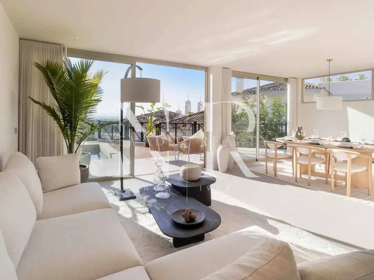 Completely renovated apartment for sale in the Palacetes Les Belvederes development