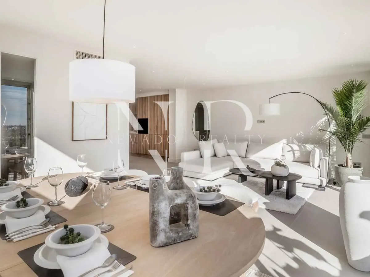 Completely renovated apartment for sale in the Palacetes Les Belvederes development