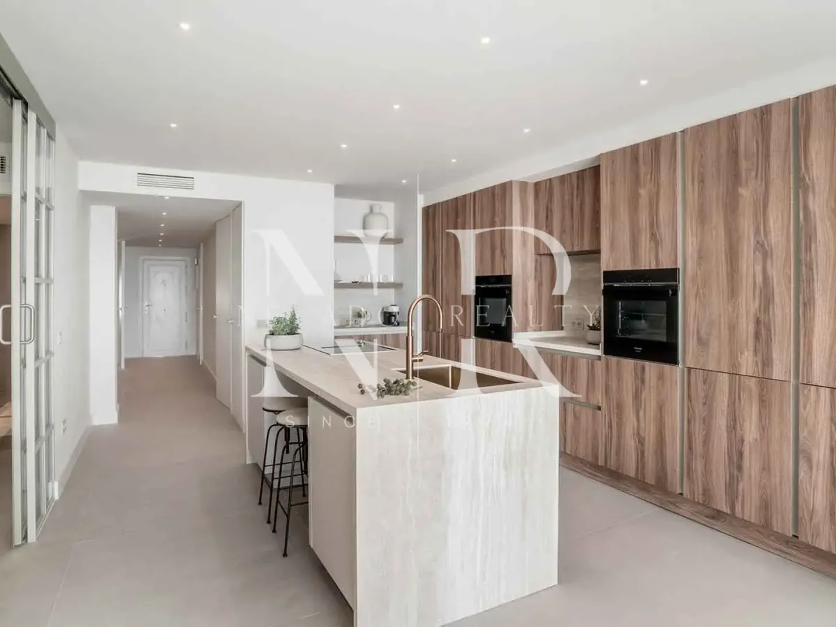 Completely renovated apartment for sale in the Palacetes Les Belvederes development