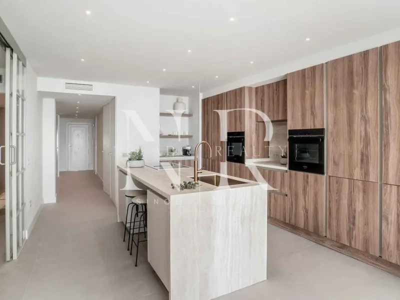 Completely renovated apartment for sale in the Palacetes Les Belvederes development